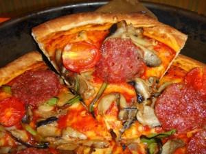 Pizza med salami och svamp