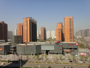 Blå himmel över Beijings svar på Frölunda torg